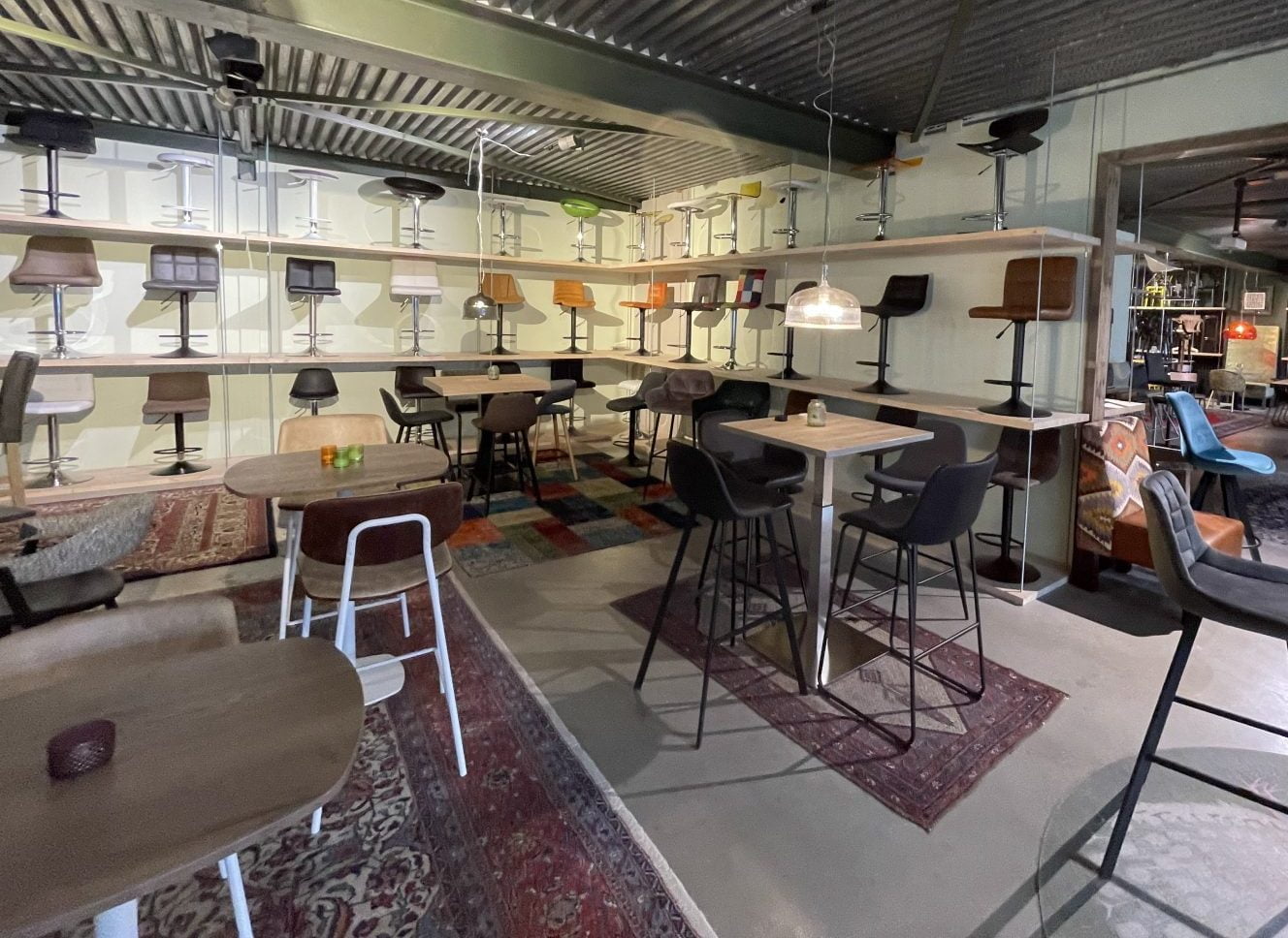 Barkruk showroom Hoek van holland